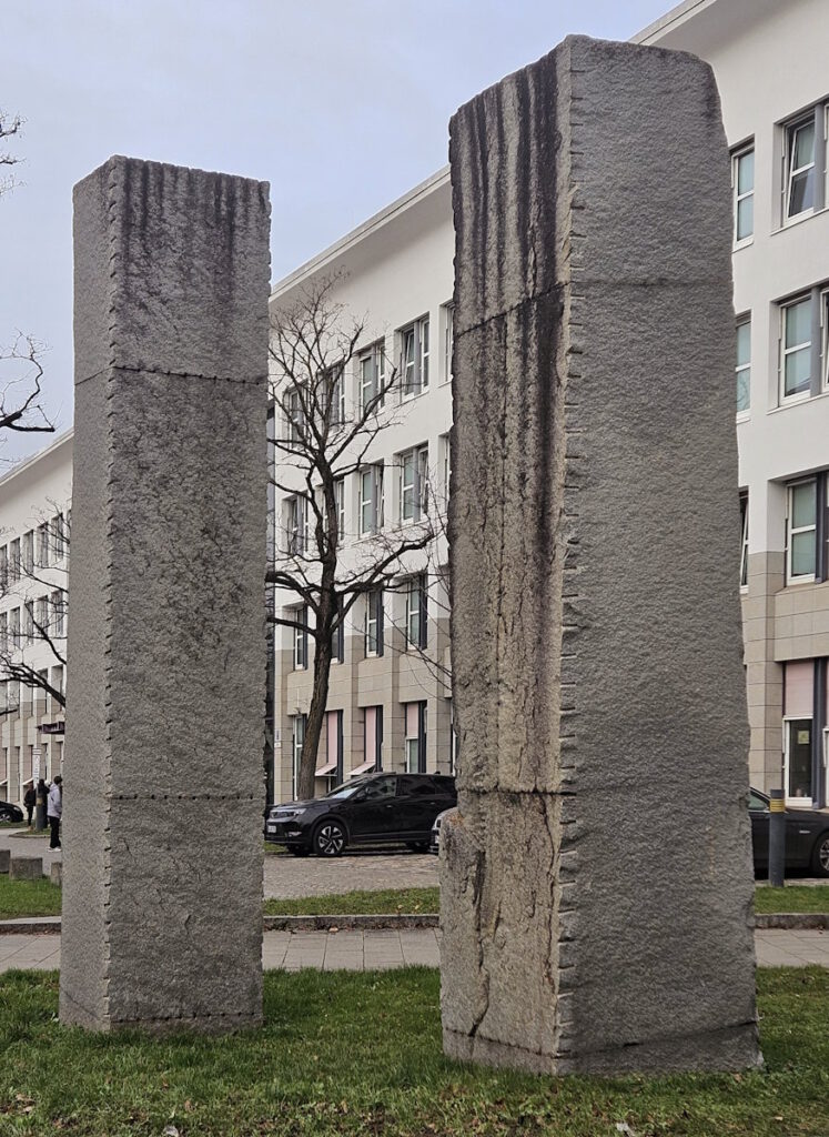 Ulrich Rückriem: Finnischer Granit, gespalten