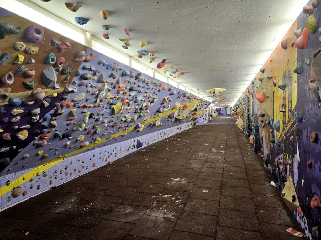 Riesige Rosi Boulderwand