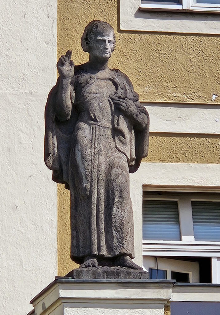 Figur am Münchenstift St. Josef