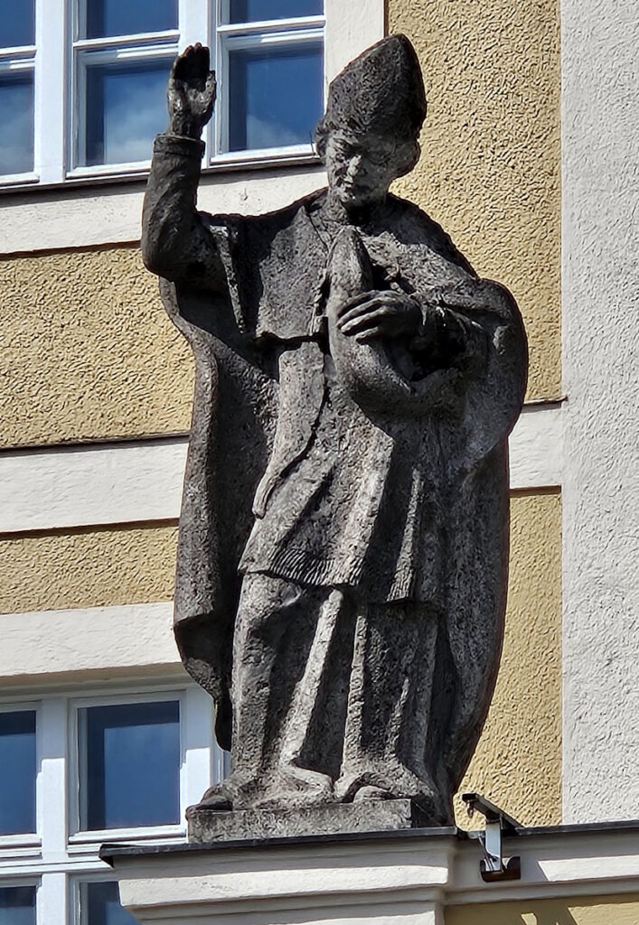 Figur am Münchenstift St. Josef
