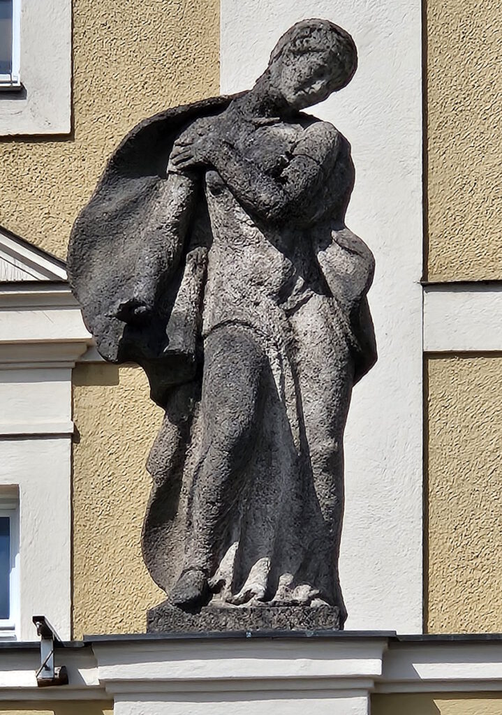 Figur am Münchenstift St. Josef