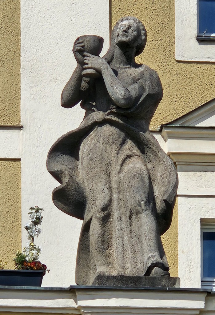 Figur am Münchenstift St. Josef