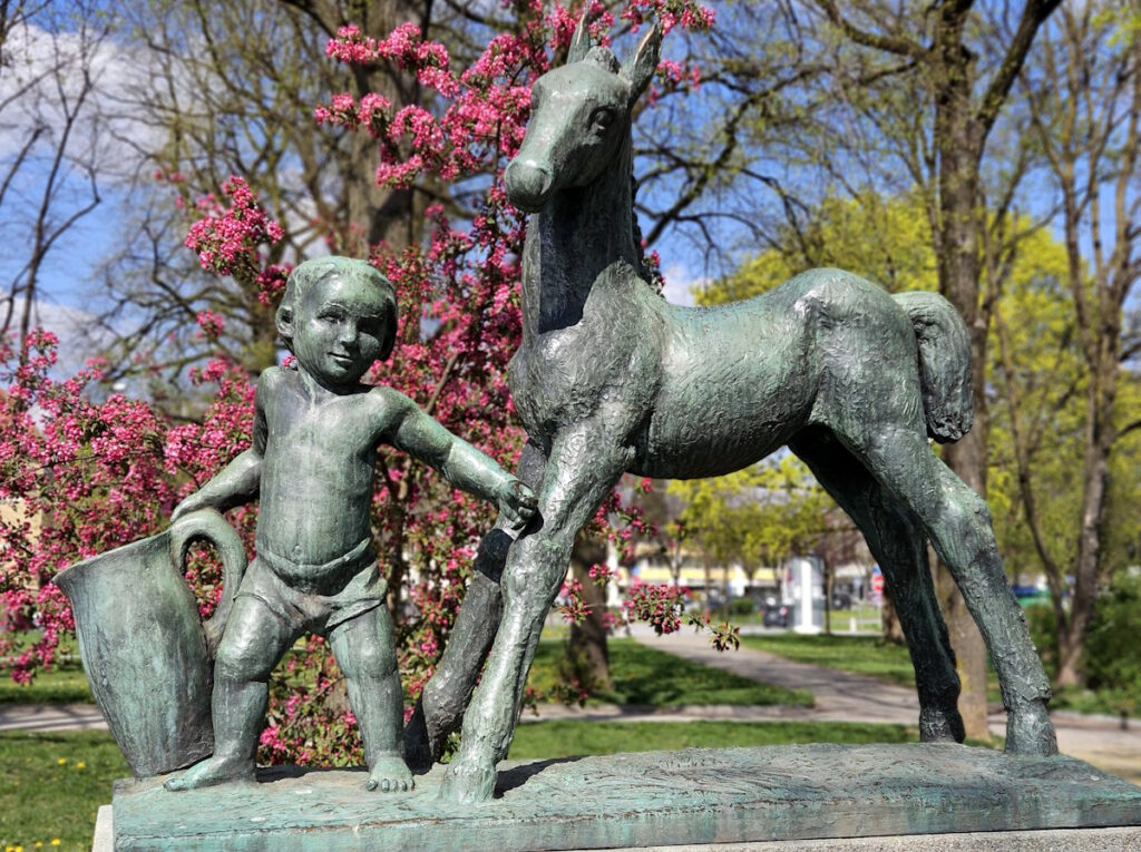 Luise-Kiesselbach-Platz München: Knabe mit Füllen von Lothar Dietz