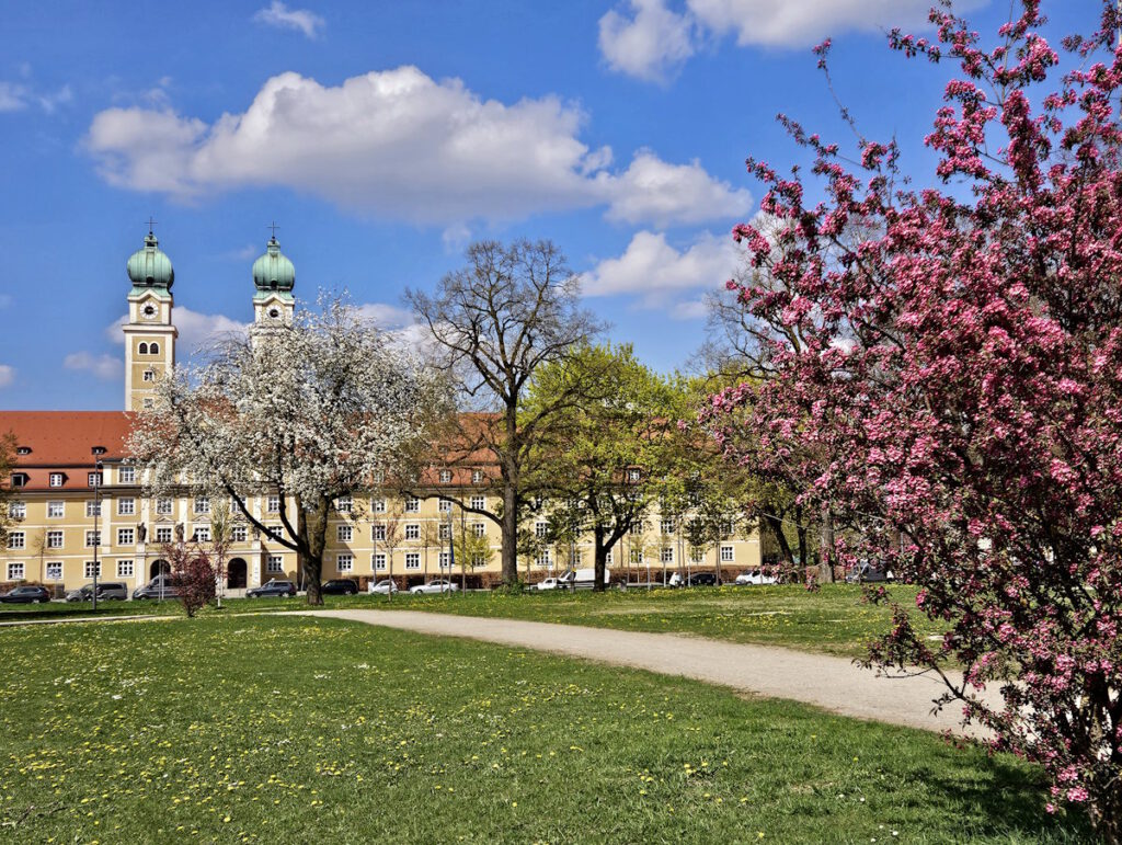 Luise-Kiesselbach-Platz, Münchenstift St. Josef