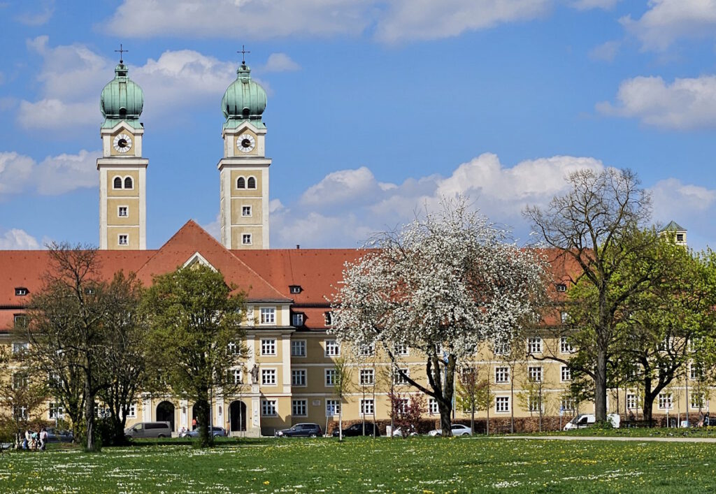 Luise-Kiesselbach-Platz, Münchenstift St. Josef