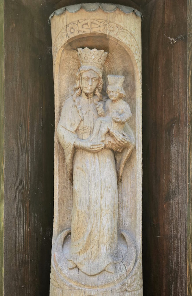 Marienfigur vor der Kapelle St. Josef