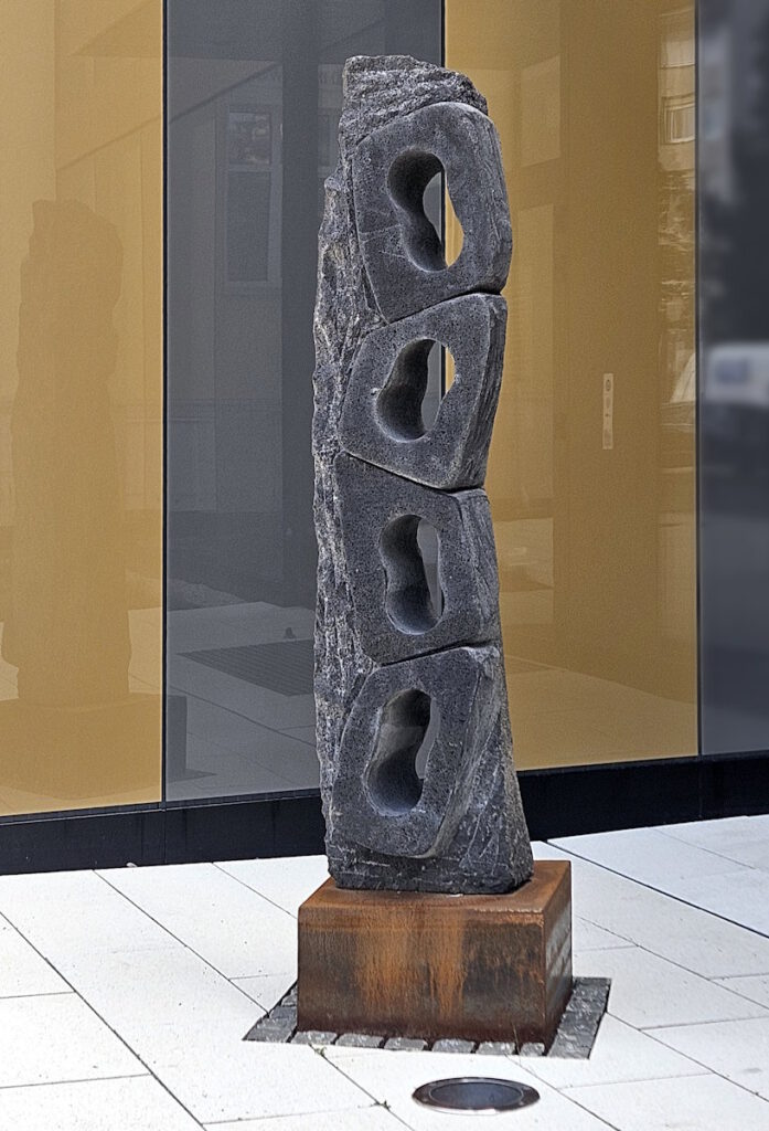 Kunstwerk vor der iwis-Konzernzentrale