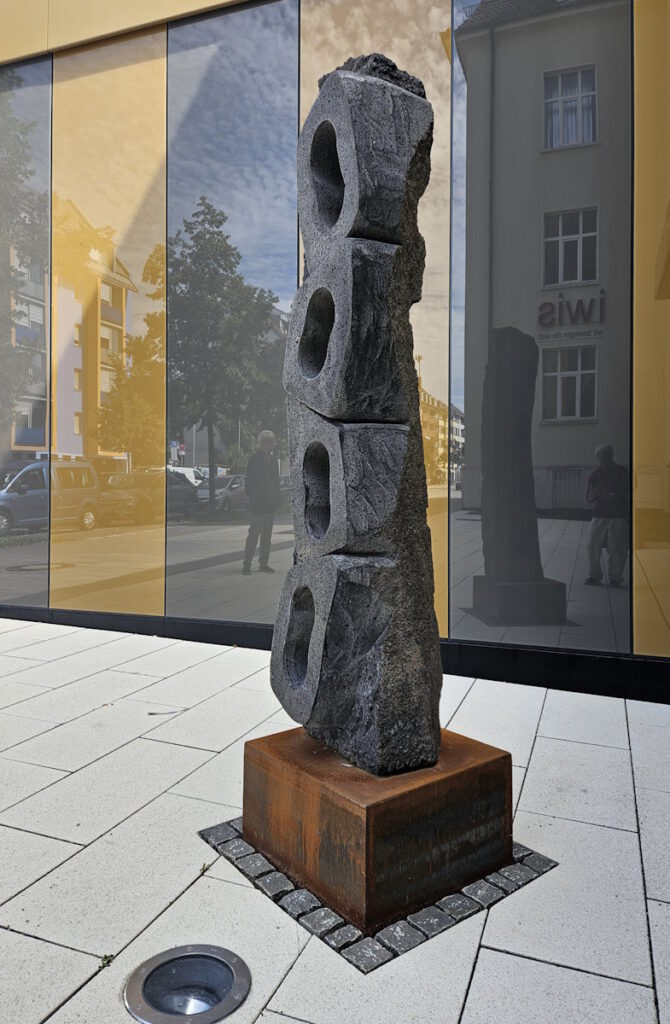 Kunstwerk vor der iwis-Konzernzentrale