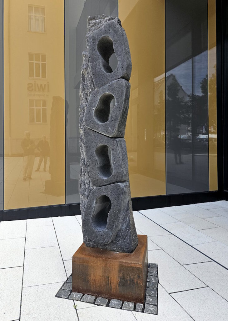 Kunstwerk vor der iwis-Konzernzentrale