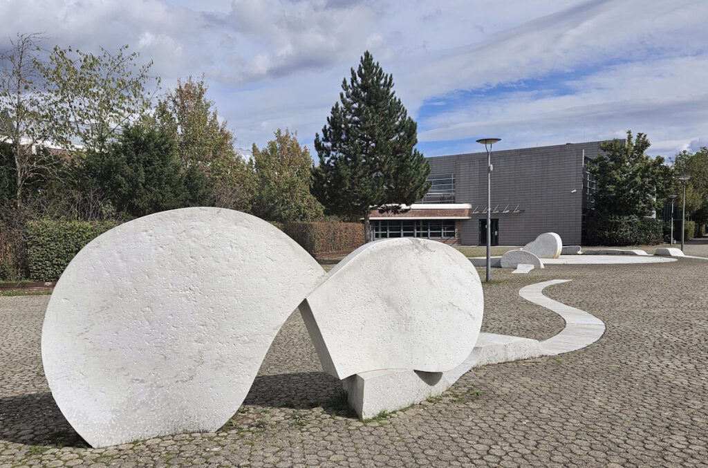 Hans Rucker Geschwungenes Steinband in Neuperlach