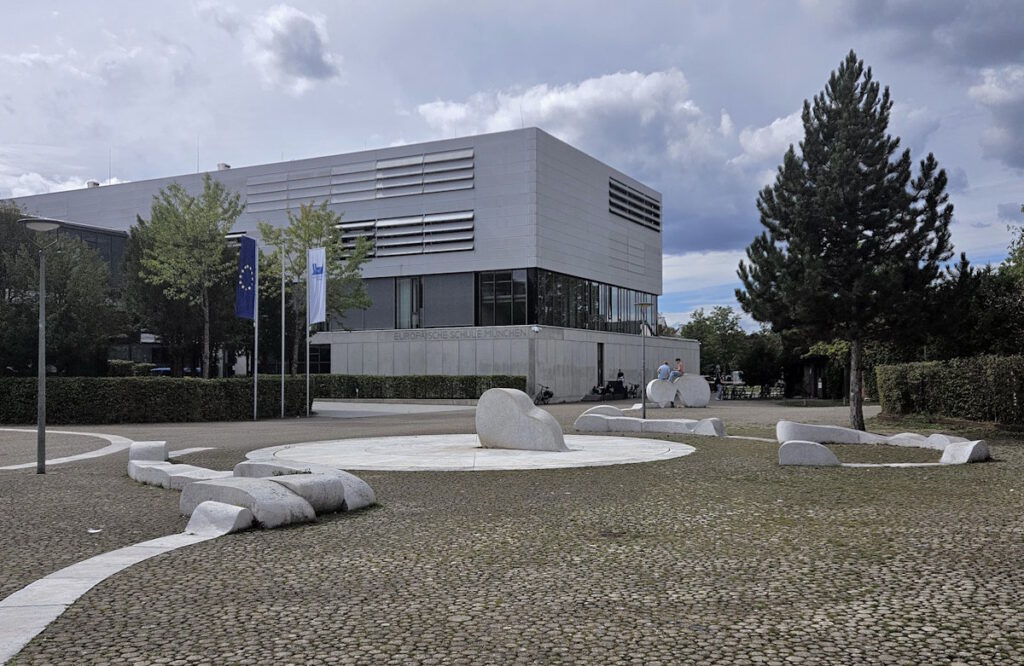 Hans Rucker Geschwungenes Steinband in Neuperlach