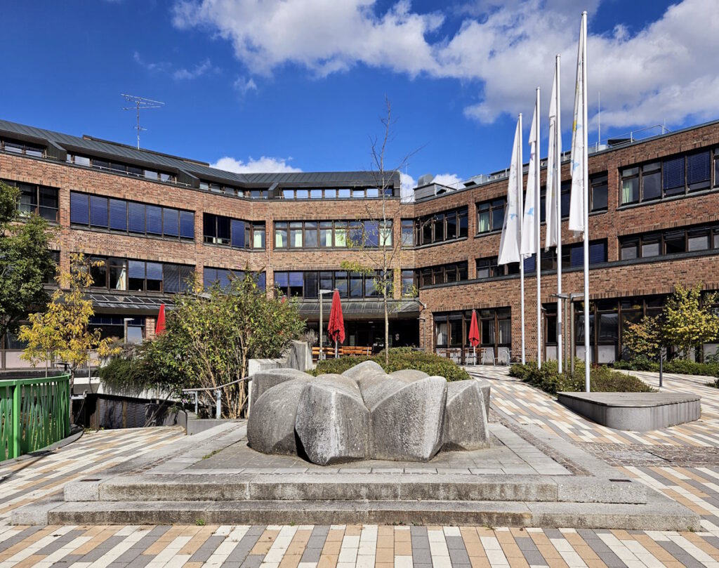 Brunnen von Ivo Krivcevic vor der Wilhelm-Busch-Realschule