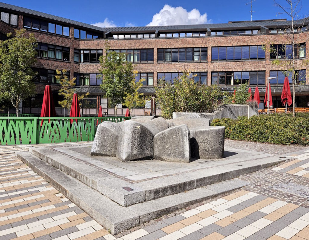 Brunnen von Ivo Krivcevic vor der Wilhelm-Busch-Realschule