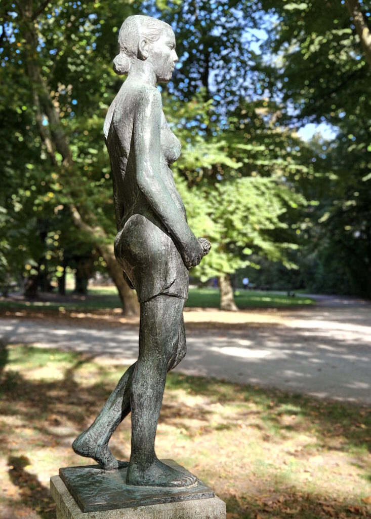 Bronzefigur von Hans Stangl in der Au