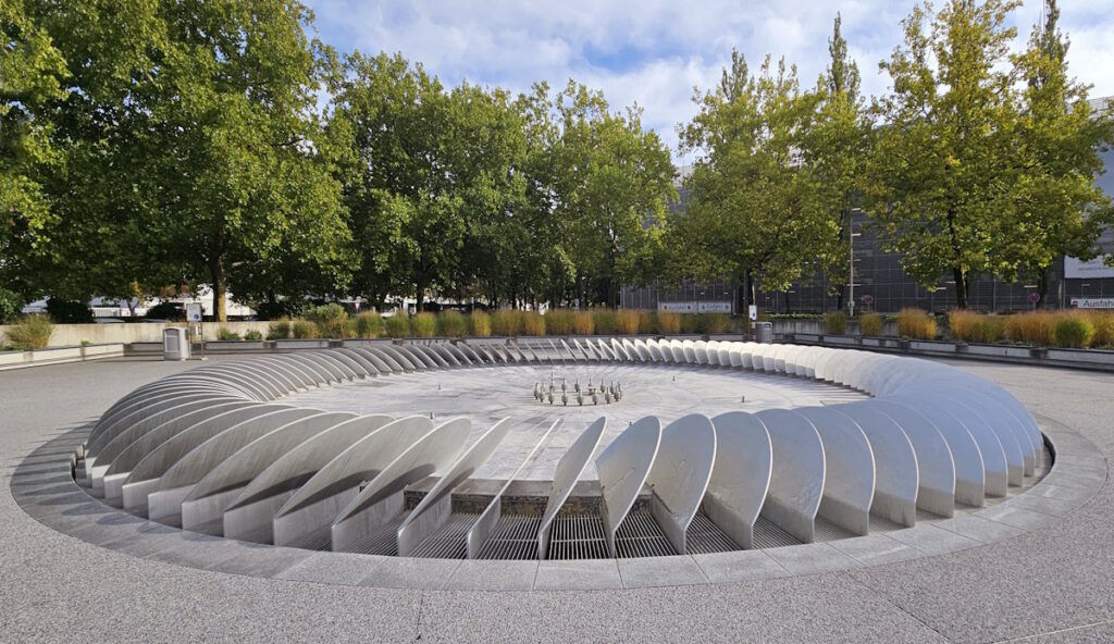 BMW Turbinenbrunnen Fritz Koenig