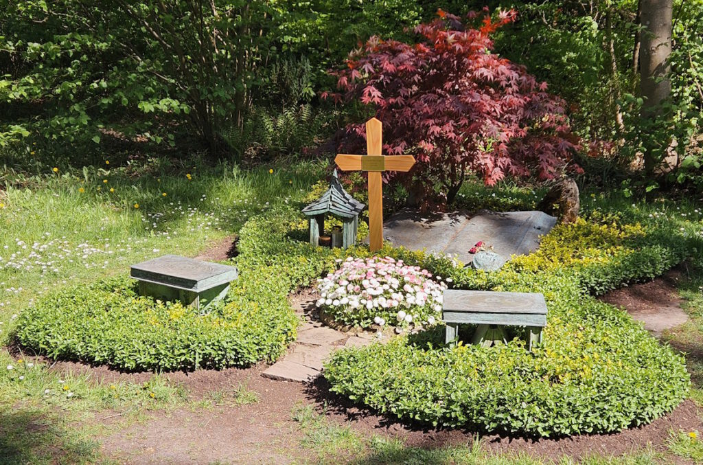 Waldfriedhof: Grab Michael Ende