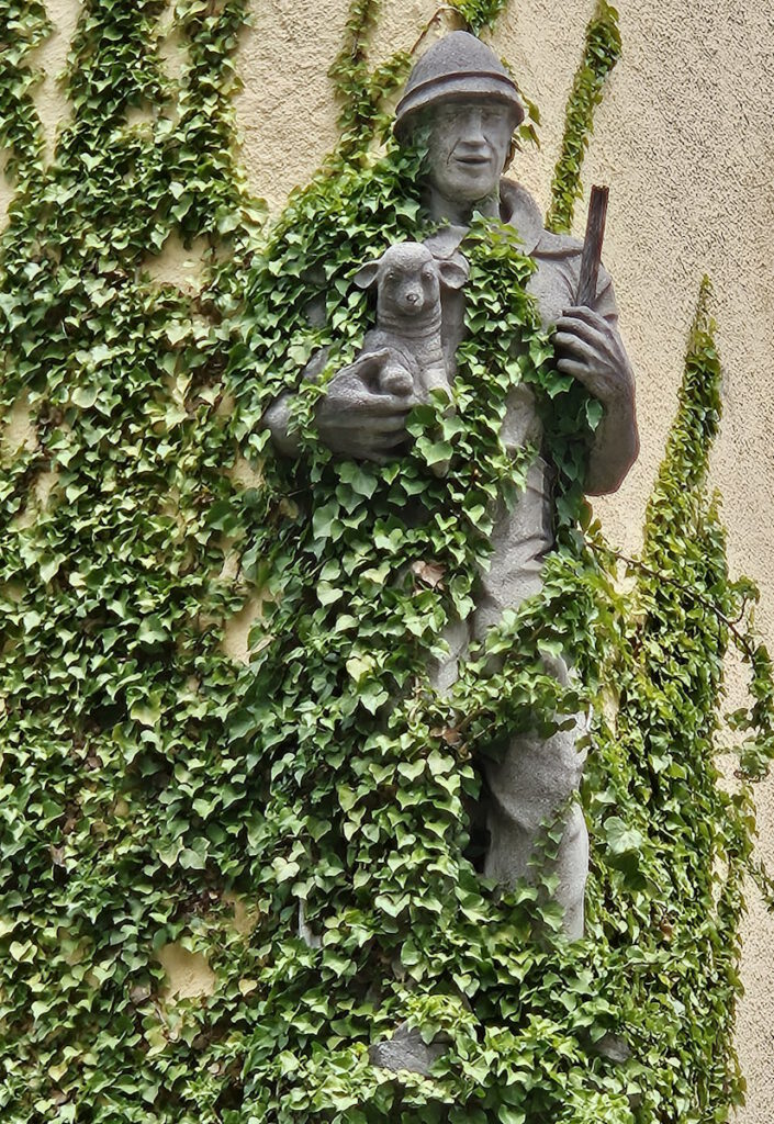 Fassadenfigur Agnes-Bernauer-Straße 80
