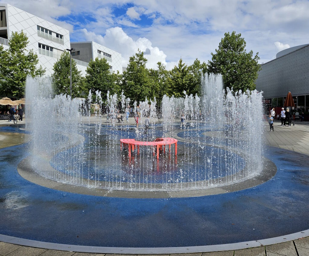Jeppe Hein: Brunnen in München-Pasing