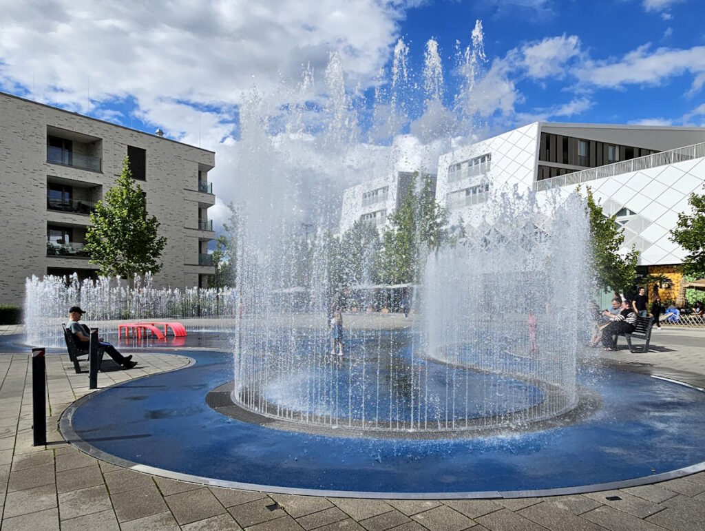 Jeppe Hein: Brunnen in München-Pasing