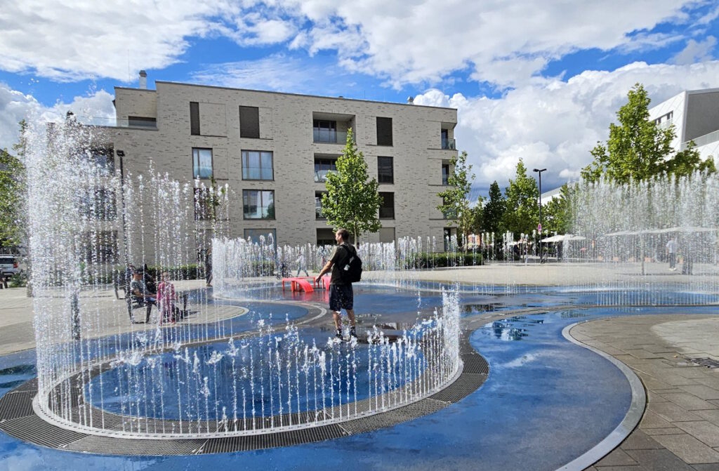 Jeppe Hein: Brunnen in München-Pasing