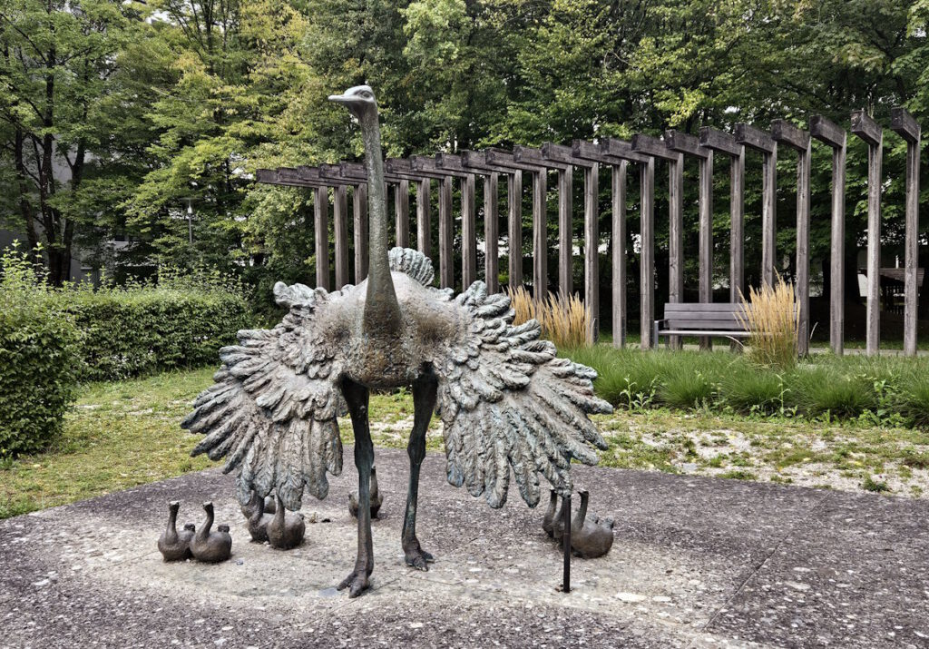 Josef Fromm Straussenhenne mit Küken