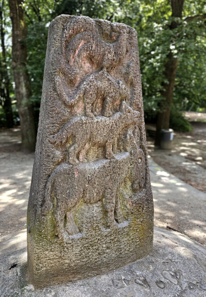Stele auf dem Hogenbergplatz