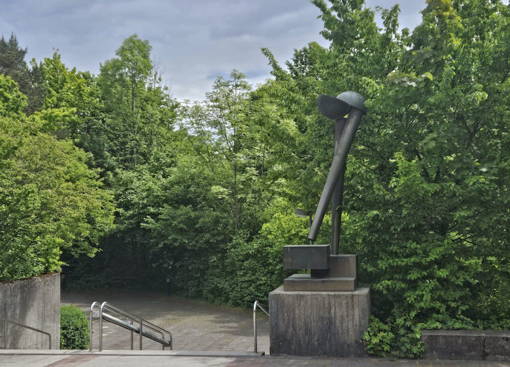 Fritz Koenig: Große Zwei VI in Bogenhausen