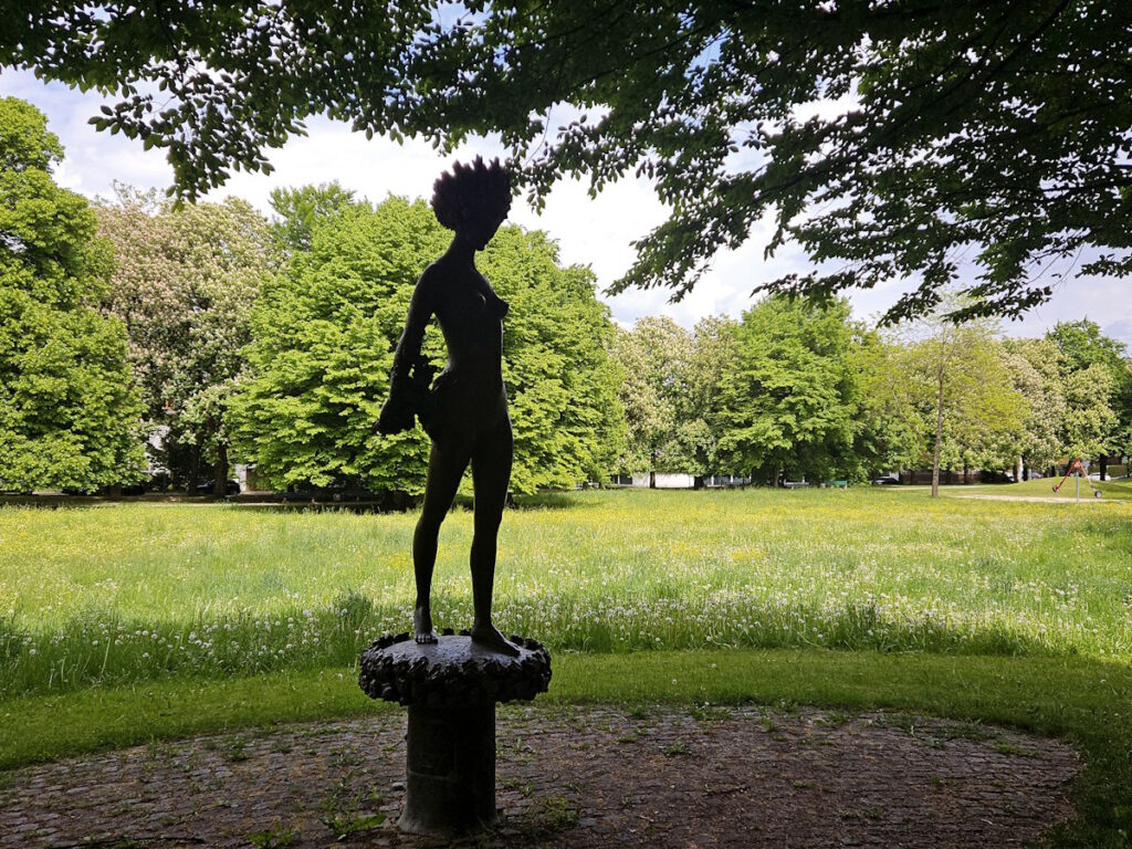 Daphne-Figur von Marlene Neubauer-Woerner, Grünanlage Wahnfriedallee