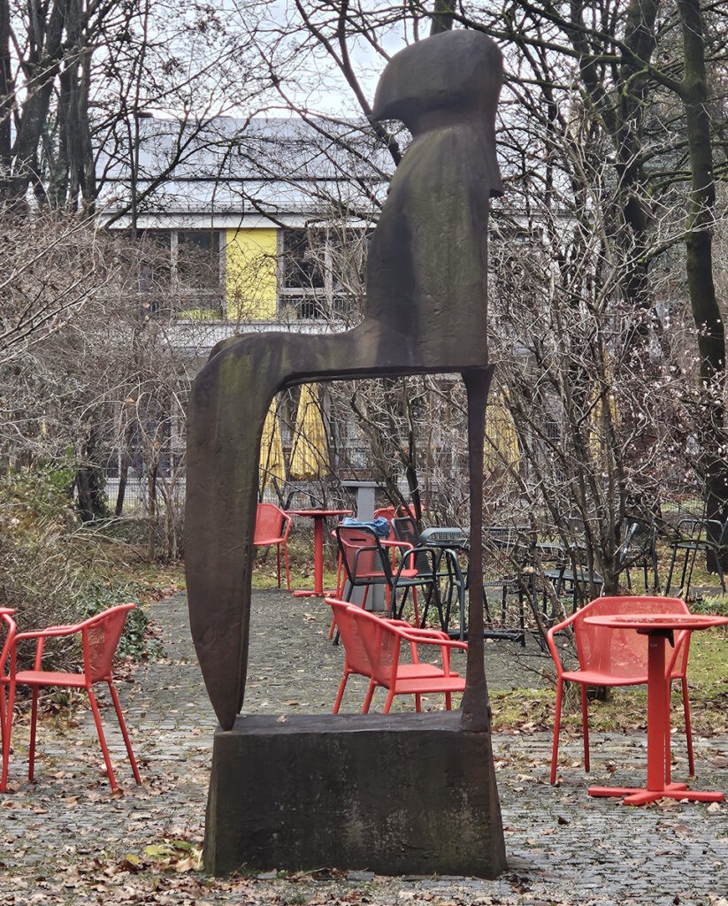 Lothar Fischer Transparente Sitzfigur