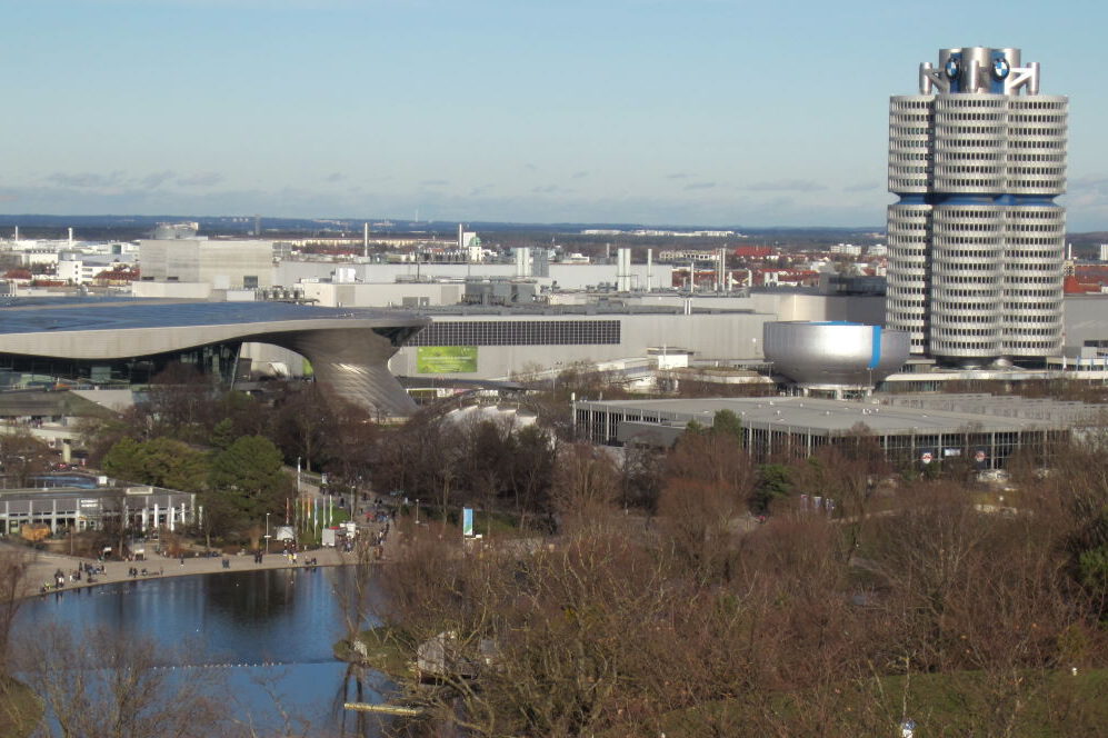 Moderne Architektur: BMW-Welt, BMW-Vierzylinder
