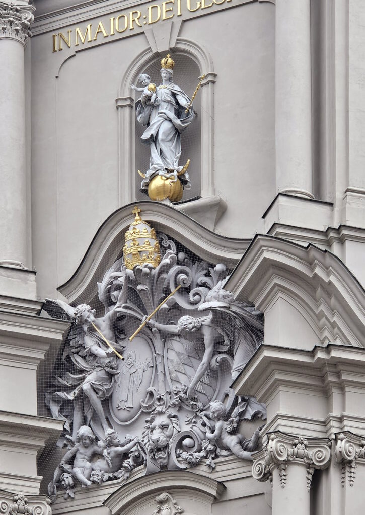 Heiig-Geist-Kirche München: Fassade