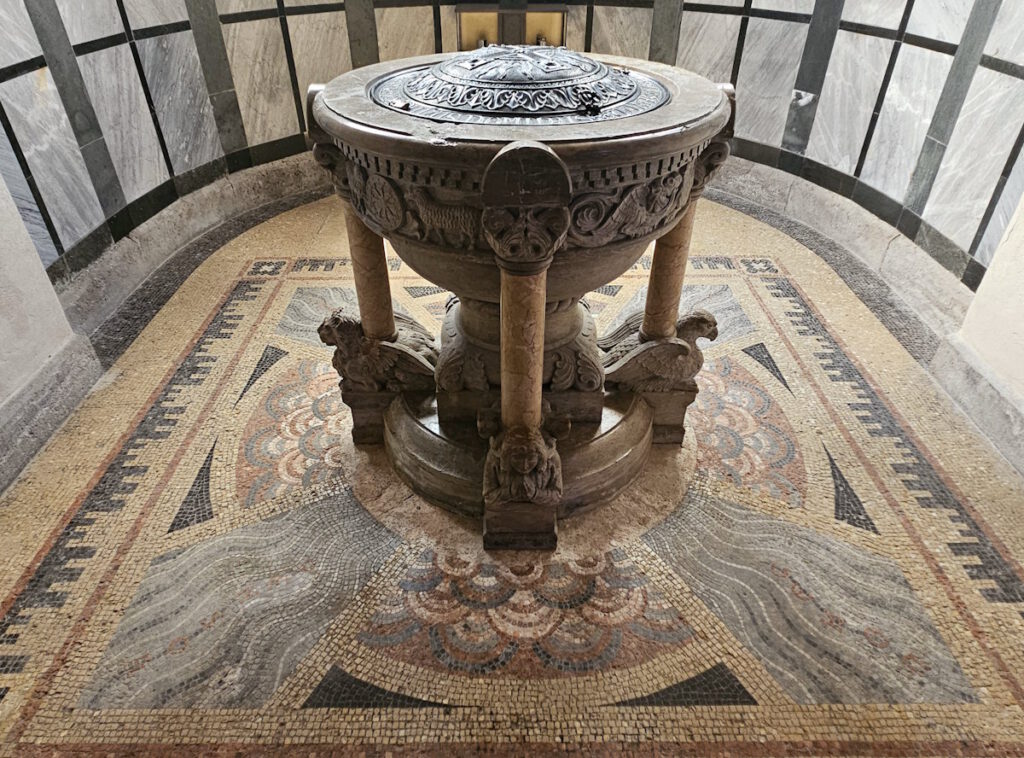 St. Benno Taufbecken