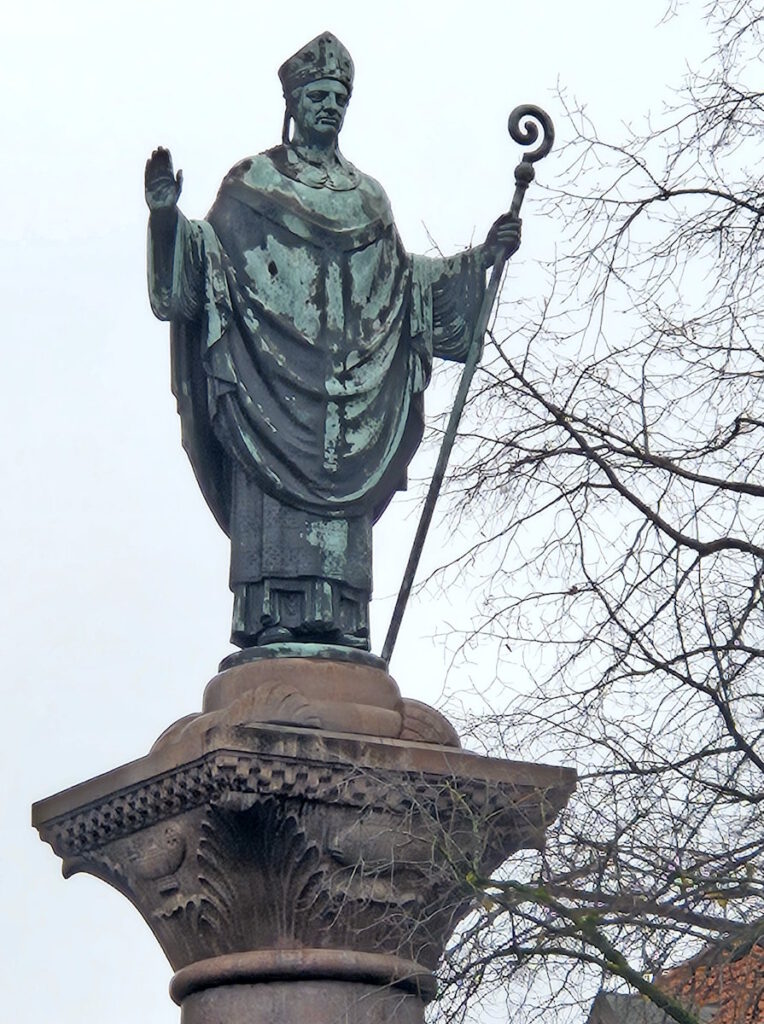 Benno-Säule vor St. Benno