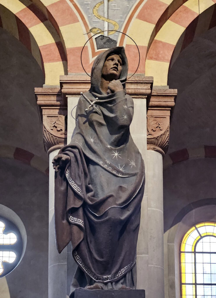 Figur im Mittelschiff