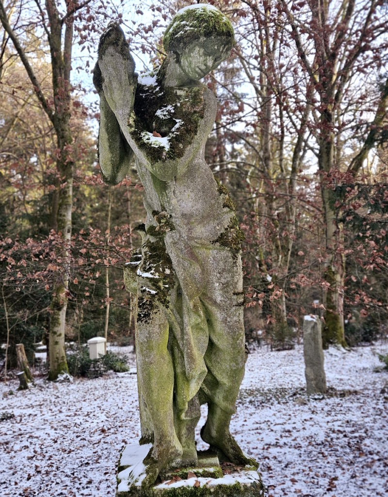 Figur im alten Teil des Waldfriedhofs München