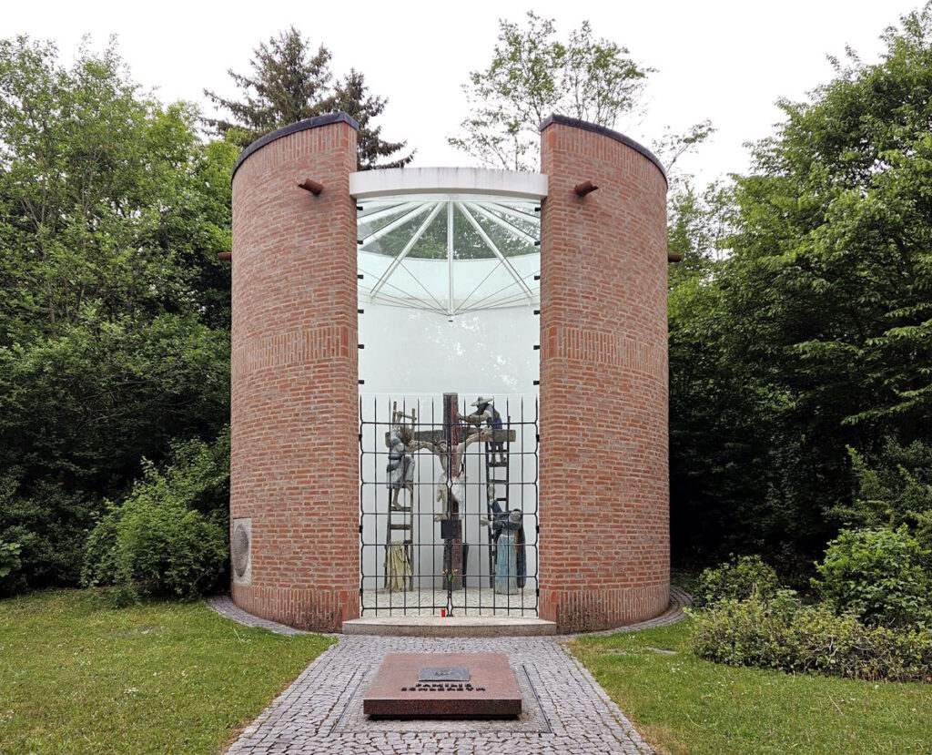 Kapelle zum hl. Kreuz Grab der Familie Schlereth