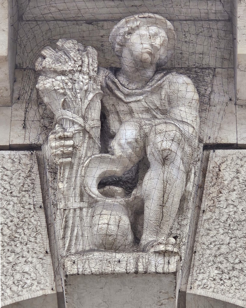 Fassadenfiguren von Joseph Wackerle