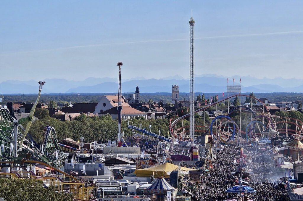 Blick vom Turm der Paulskirche auf die Wiesn