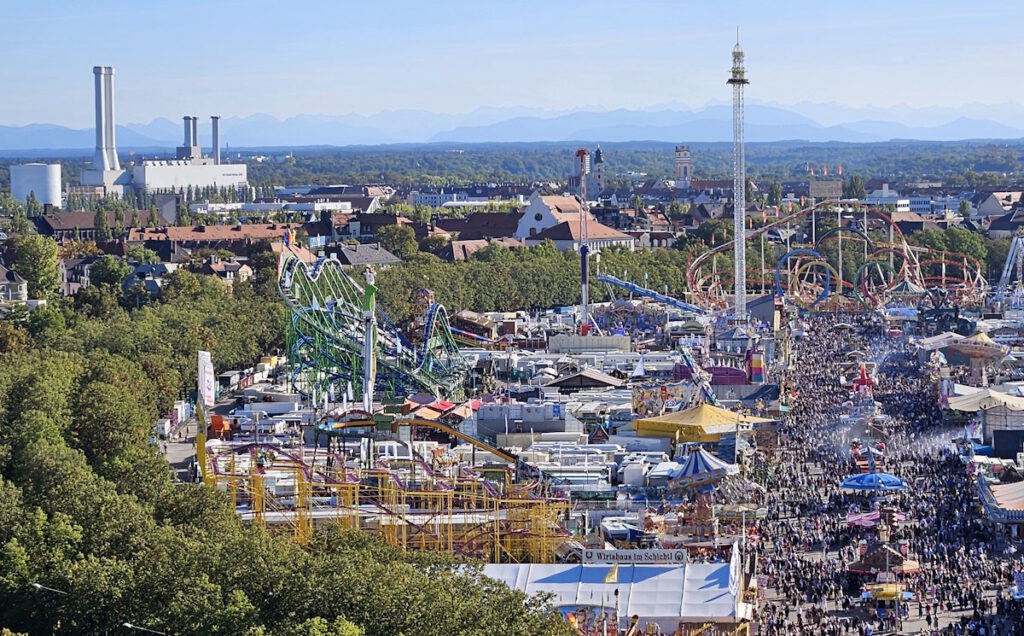 Blick vom Turm der Paulskirche auf die Wiesn