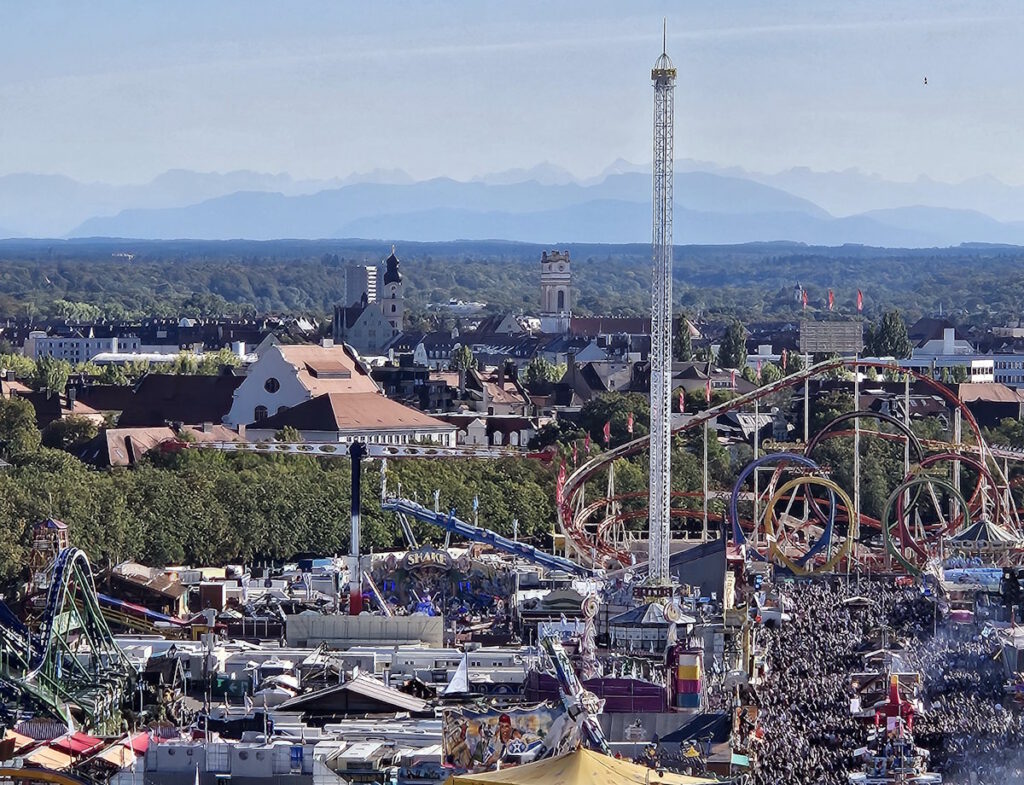 Blick vom Turm der Paulskirche auf die Wiesn