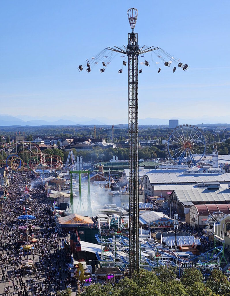 Blick vom Turm der Paulskirche auf die Wiesn