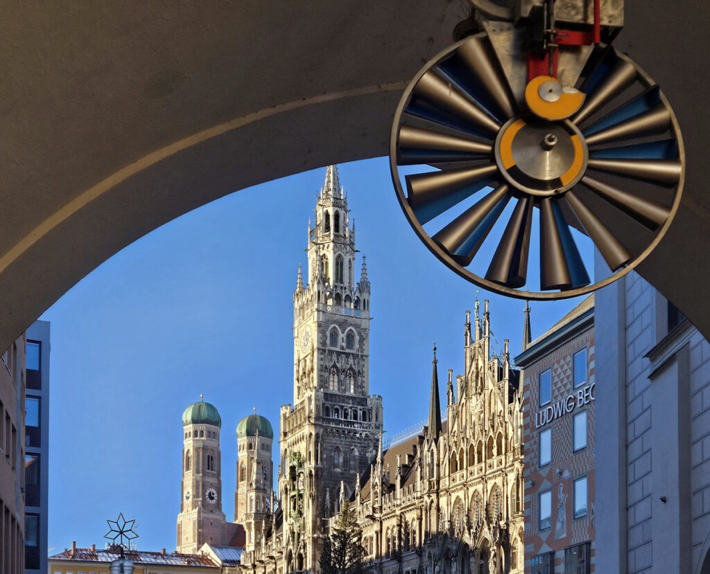 Windspiel vor dem Spielzeugmuseum