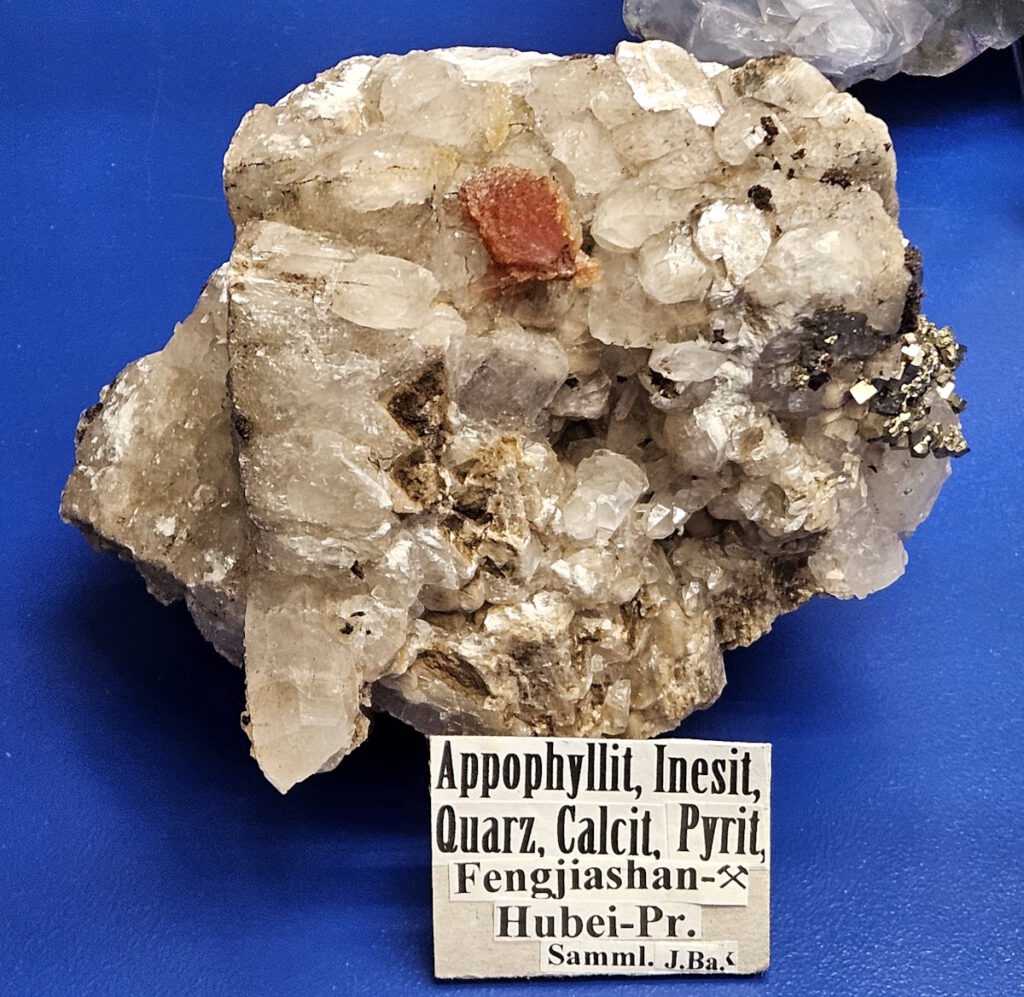 Appophyllit, Inesit, Quarz, Calcit, Pyrit