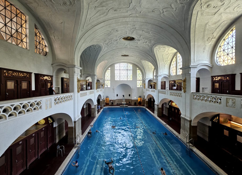 Große Schwimmhalle