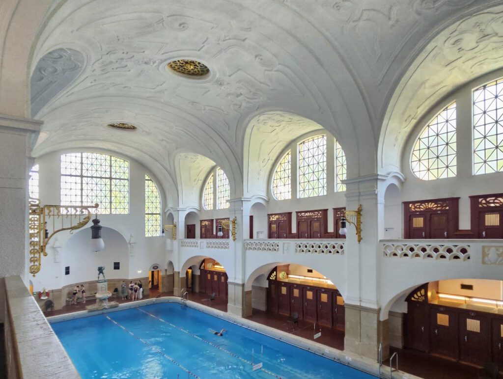 Große Schwimmhalle