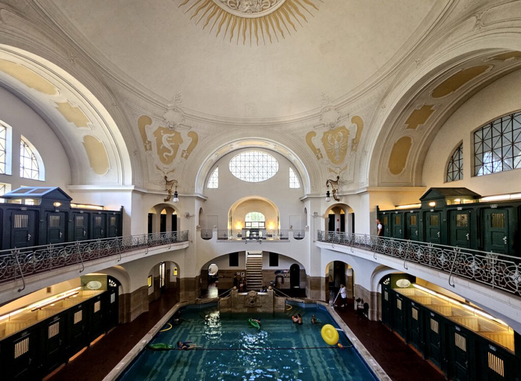 Kleine Schwimmhalle