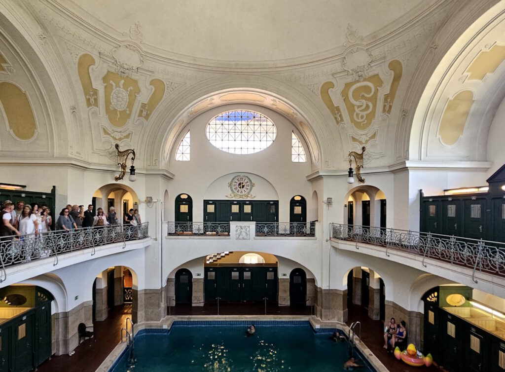Kleine Schwimmhalle