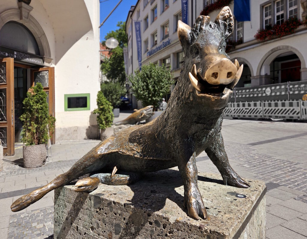 Sitzender Keiler - Kunst im öffentlichen Raum