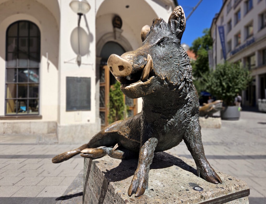 Sitzender Keiler - Kunst im öffentlichen Raum