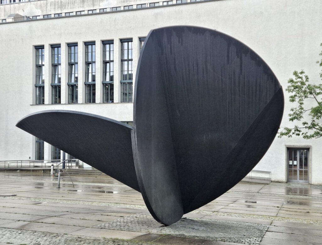 Fritz Koenig: Große Blattfigur